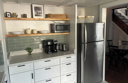Jamestown House | Serene Lake Cottage with Breakfast & Family-Friendly Amenities