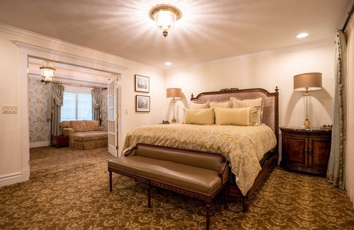Carbondale House | Beautiful Cobblestone Home with 4 Bedrooms and Pool Access