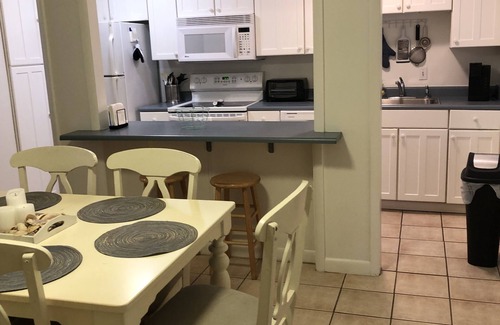 Demere Park Condo | Convenient Condo Steps from the Pier and Dining Options