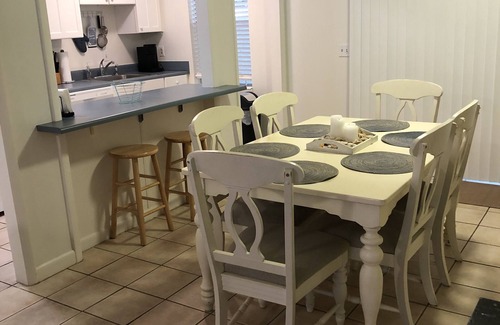 Demere Park Condo | Convenient Condo Steps from the Pier and Dining Options