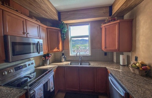 Central Okanagan Condo | Modern 1 Bedroom Condominium with Ocean View in Kelowna