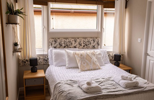 Forfar Cabin | This cosy lodge is located within a caravan community. Pet-Friendly!