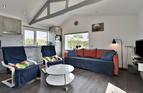 Ouddorp House | Experience Bliss: Pet-Friendly Bungalow with Ocean View