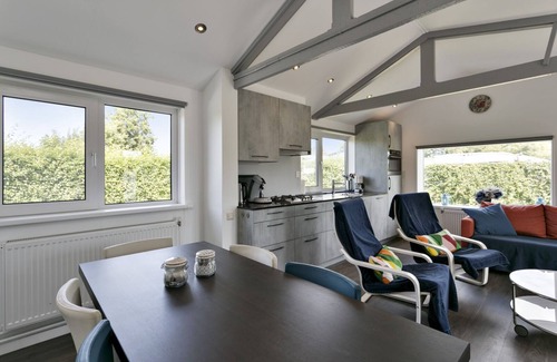 Ouddorp House | Experience Bliss: Pet-Friendly Bungalow with Ocean View