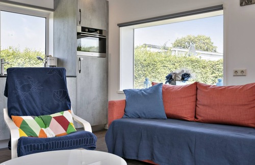 Ouddorp House | Experience Bliss: Pet-Friendly Bungalow with Ocean View