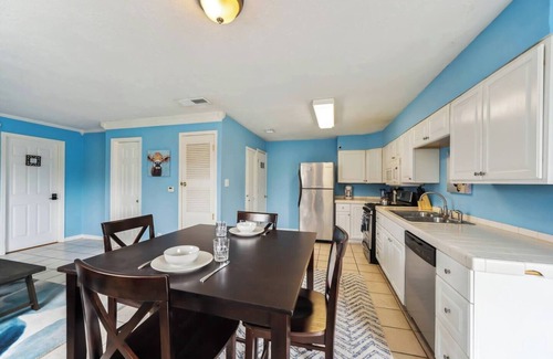 East MLK Apartment | This duplex is a 2 bedroom(s), 1 bathrooms, located in Austin, TX.