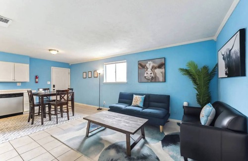 East MLK Apartment | This duplex is a 2 bedroom(s), 1 bathrooms, located in Austin, TX.