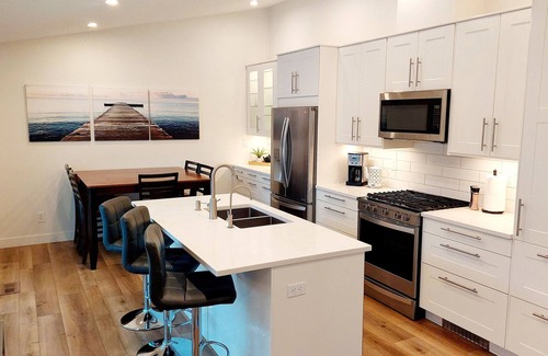 North End House | Cozy 2-Bedroom Retreat with Lake View in Kelowna, BC