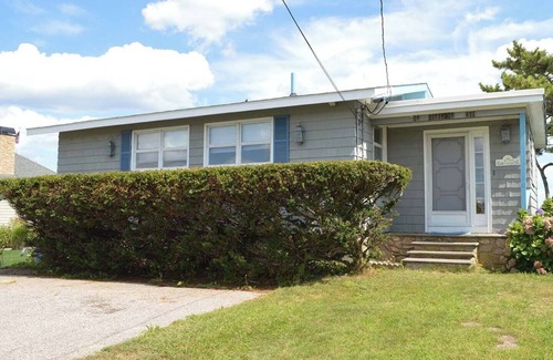 Narragansett House | This house is a 2 bedroom(s), 1 bathrooms, located in Narragansett, RI.