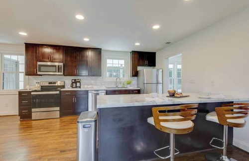Madison House | Stylish 3-Bedroom Retreat in Nashville with Breakfast & More