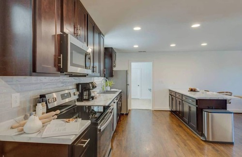 Madison House | Stylish 3-Bedroom Retreat in Nashville with Breakfast & More