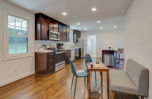 Madison House | Stylish 3-Bedroom Retreat in Nashville with Breakfast & More
