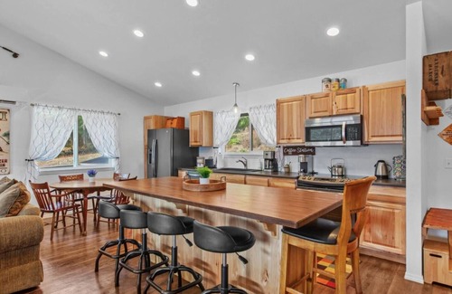 Bayview House | Pet-Friendly 3-Bedroom Retreat with Spa in Bayview, ID