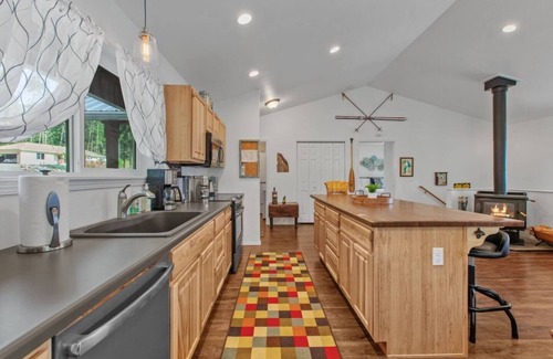 Bayview House | Pet-Friendly 3-Bedroom Retreat with Spa in Bayview, ID