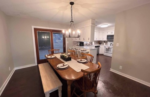 Rose Hill House | Bright Haven: Family-Friendly Retreat with Kitchen Access