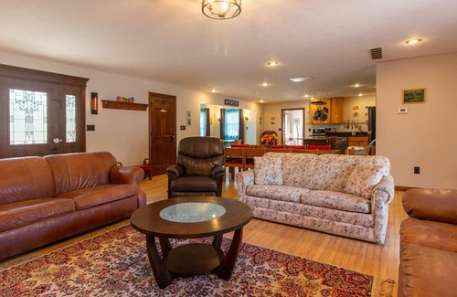 Bloomington House | Spacious 6-Bedroom Retreat with Hot Tub in Bloomington, IN