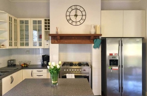 South Fremantle House | Elegant 2-Bedroom Retreat with Ocean View in Fremantle