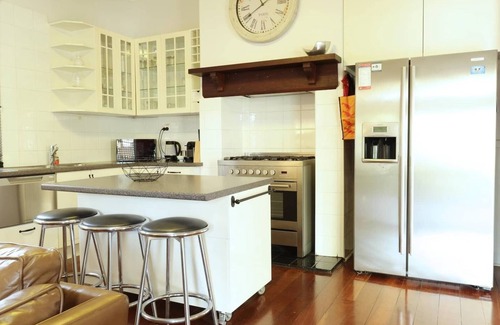South Fremantle House | Elegant 2-Bedroom Retreat with Ocean View in Fremantle
