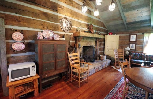 Pittsburg House | Ideal 2-Bedroom Retreat in East Bernstadt, KY - Rated 10/10