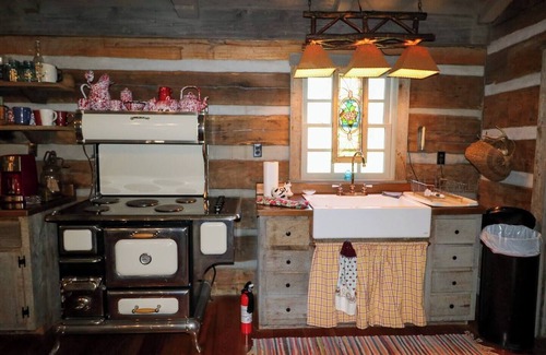 Pittsburg House | Ideal 2-Bedroom Retreat in East Bernstadt, KY - Rated 10/10