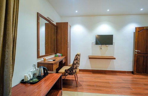 Kochi Villa | Idyllic Lakeside Villa with Scenic Views and Family-Friendly Amenities