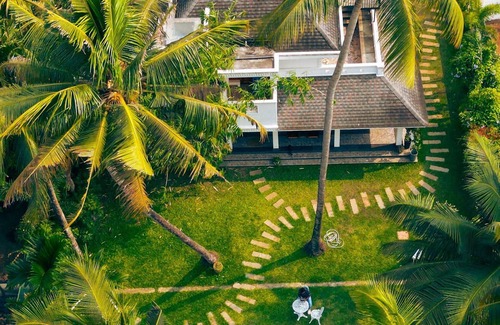 Kochi Villa | Idyllic Lakeside Villa with Scenic Views and Family-Friendly Amenities