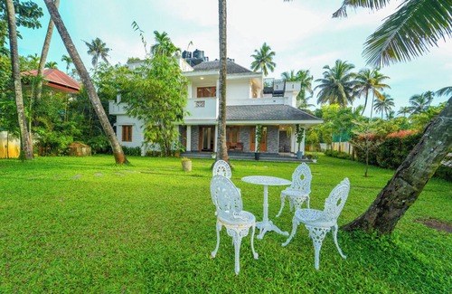 Kochi Villa | Idyllic Lakeside Villa with Scenic Views and Family-Friendly Amenities