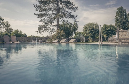 Fazouro House | Discover Your Next Getaway: Pet-Friendly with Pool Access