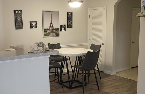 Church Street Apartment | Relaxing Apartment Retreat for Families Away from Home