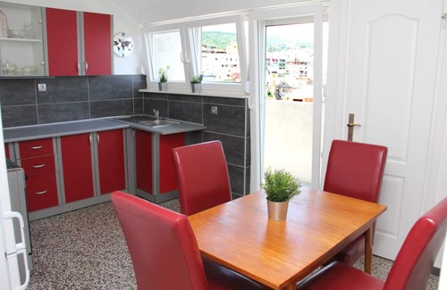 Plisac Apartment | Cozy Apartment with Beautiful Chanel St. Ante Views