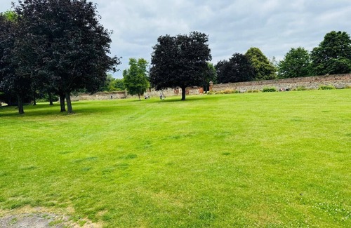 Waltham Abbey Apartment | This is Home away from Home at the heart of Waltham Abbey. Great Place to be.