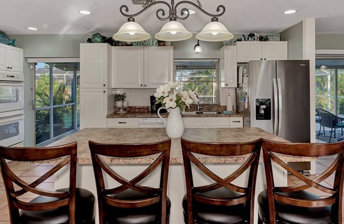 South Venice House | Discover Your Perfect Getaway: 3 King Beds & Pool Access