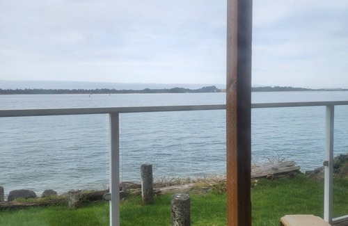 Coos Bay Condo | Relaxing Lower Unit Condo with Kitchen on the Bay