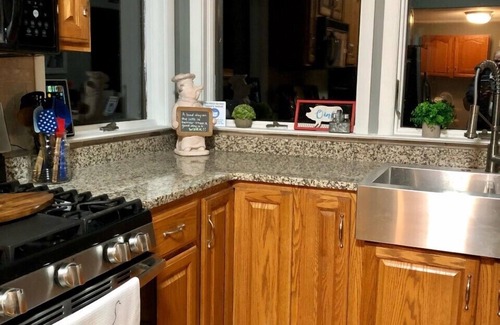 Groveoak House | Lake View Escape: Private 5 Acres with Top Amenities
