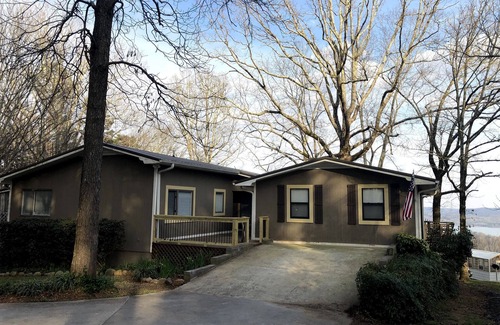 Groveoak House | Lake View Escape: Private 5 Acres with Top Amenities