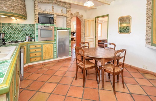Saint-Pierre-de-Vassols House | Ideal Family Holiday Home with Pool and Pet-Friendly Amenities