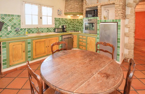 Saint-Pierre-de-Vassols House | Ideal Family Holiday Home with Pool and Pet-Friendly Amenities
