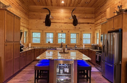 Fort Valley Cabin | Beautiful Lodge with 8 Bedrooms in Fort Valley, GA