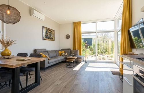 Burgh-Haamstede House | Modern Chalet near Park with Family-Friendly Amenities