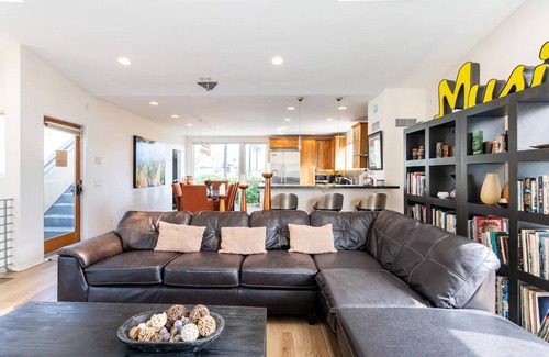 Venice Canals House | Modern Mansion Overlooking Venice Canals with Pool & Spa