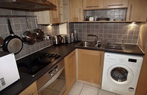 Stratford and New Town Apartment | Wellness Retreat with Gym, Sauna & Pool - Rated 9/10