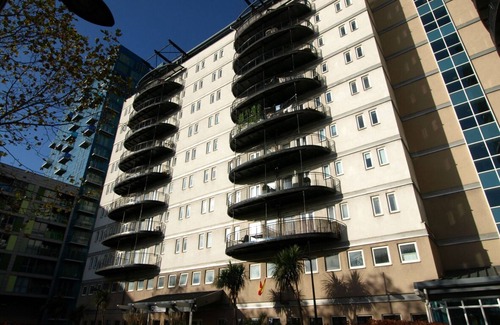 Stratford and New Town Apartment | Wellness Retreat with Gym, Sauna & Pool - Rated 9/10