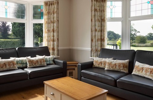 Darlington Cottage | Premier Retreat with Private Hot Tub and Games Room