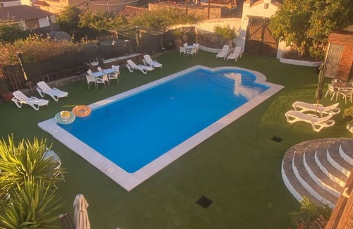 Vilaflor Apartment | This room has two single beds with an en-suite bathroom. The room has views of the village square.