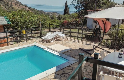 Molos House | Cozy Cottage Retreat: Perfect for Families and Pets