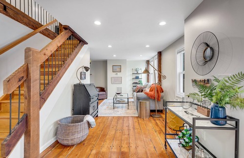 Branford Center House | Historic Townhouse: Pet & Child Friendly with High Ratings