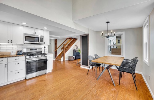 Branford Center House | Historic Townhouse: Pet & Child Friendly with High Ratings