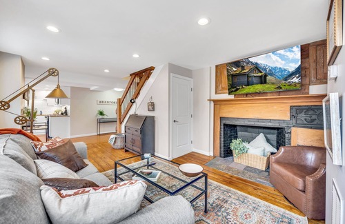 Branford Center House | Historic Townhouse: Pet & Child Friendly with High Ratings