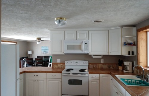 Custer Cottage | Family-Friendly Cottage with Lake View and Pool Access