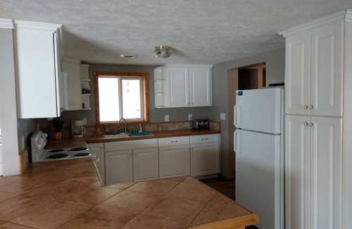 Custer Cottage | Family-Friendly Cottage with Lake View and Pool Access